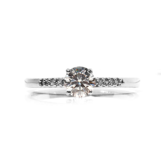 Anillo de Compromiso en Plata Fina con Moissanita de .50cts y 10 laterales