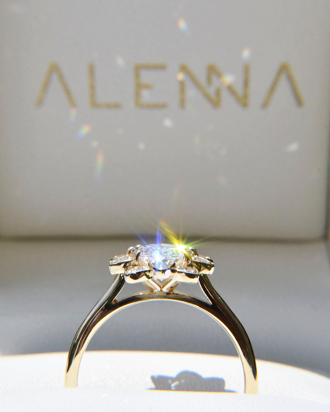 Anillo de Compromiso Mohsi con Diamante Corte Oval + Halo