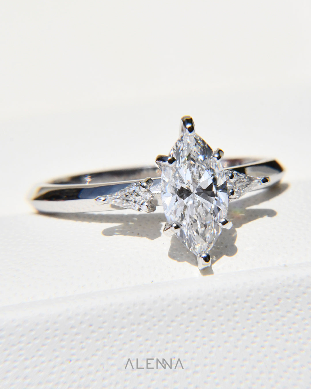Anillo de Compromiso Nozomi con Diamante Corte Marquise