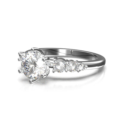 Anillo de Compromiso Solitario con Diamante a 6 Uñas y Diamantes laterales