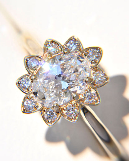 Anillo de Compromiso Mohsi con Diamante Corte Oval + Halo