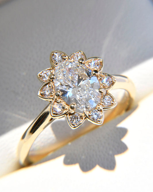 Anillo de Compromiso Mohsi con Diamante Corte Oval + Halo