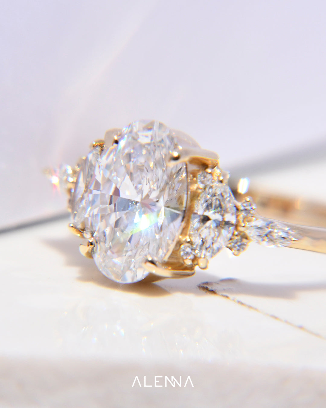 Anillo de Compromiso Kairi con Diamante Oval y Diamantes Laterales