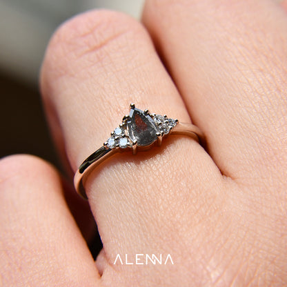 Anillo de Compromiso con Diamante Salt & Pepper .35cts y Diamantes Laterales