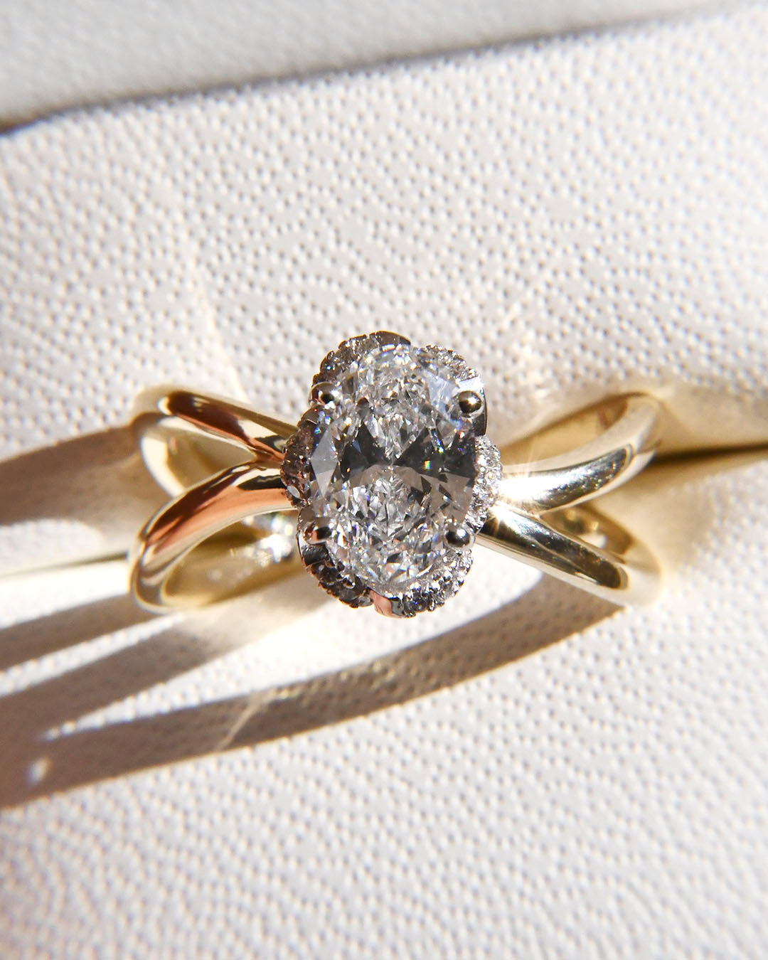 Anillo de Compromiso Yuki con Diamante Corte Oval
