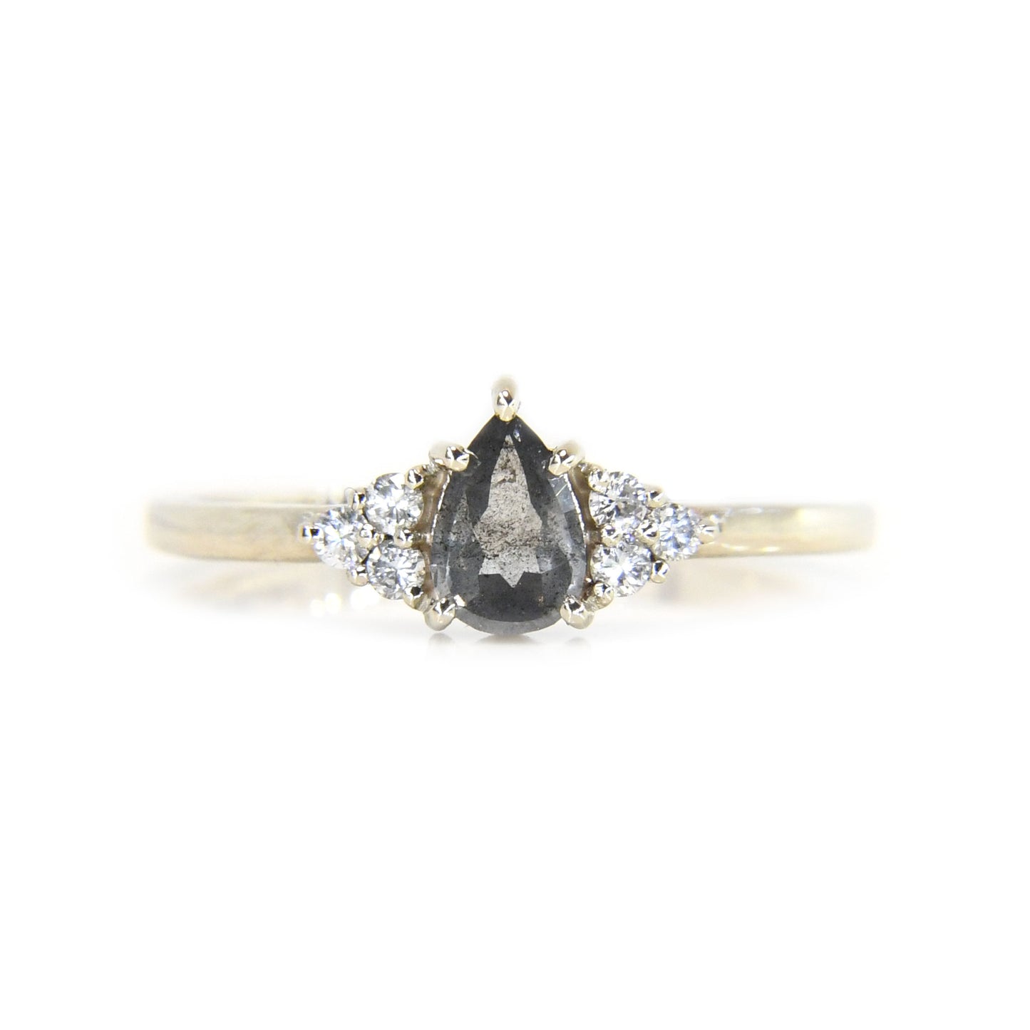 Anillo de Compromiso con Diamante Salt & Pepper .35cts y Diamantes Laterales