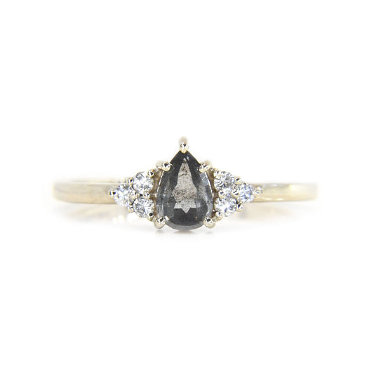 Anillo de Compromiso con Diamante Salt & Pepper .35cts y Diamantes Laterales