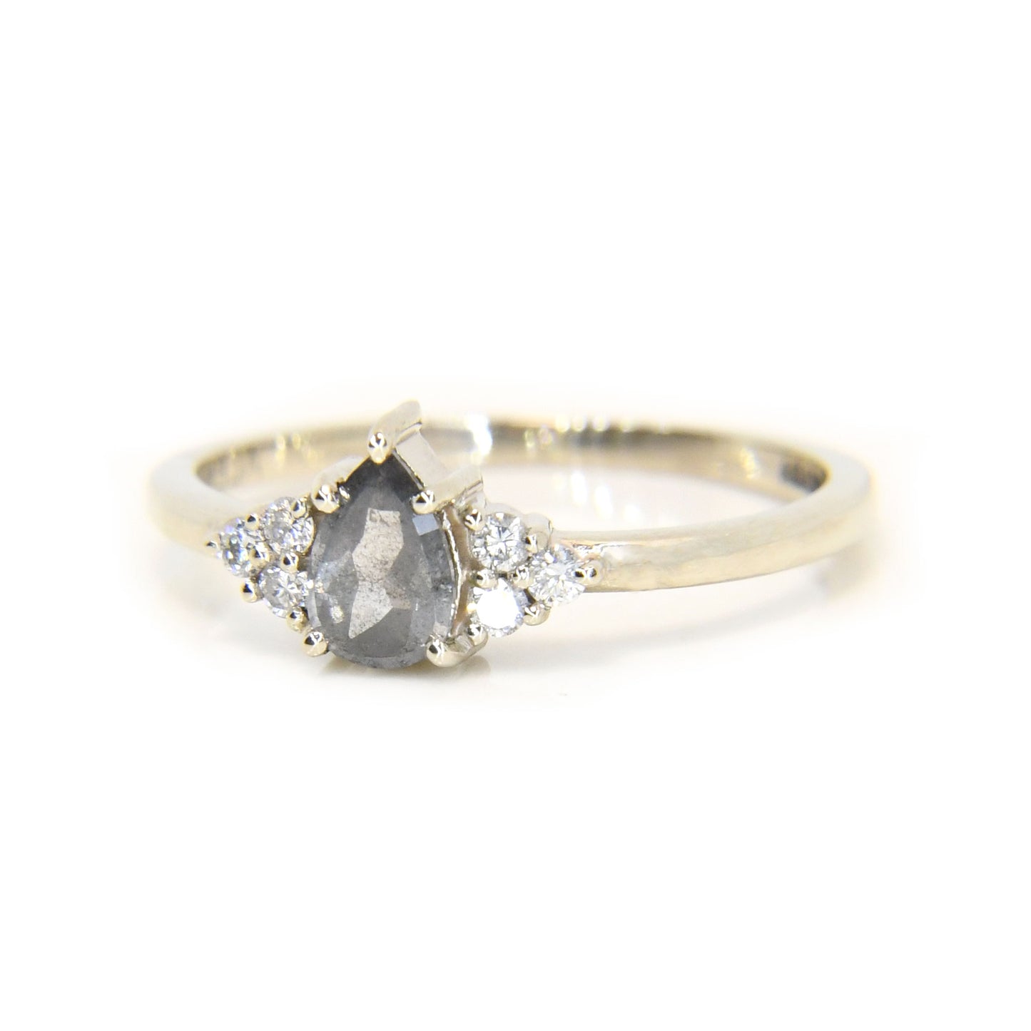 Anillo de Compromiso con Diamante Salt & Pepper .35cts y Diamantes Laterales