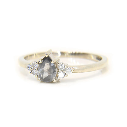 Anillo de Compromiso con Diamante Salt & Pepper .35cts y Diamantes Laterales