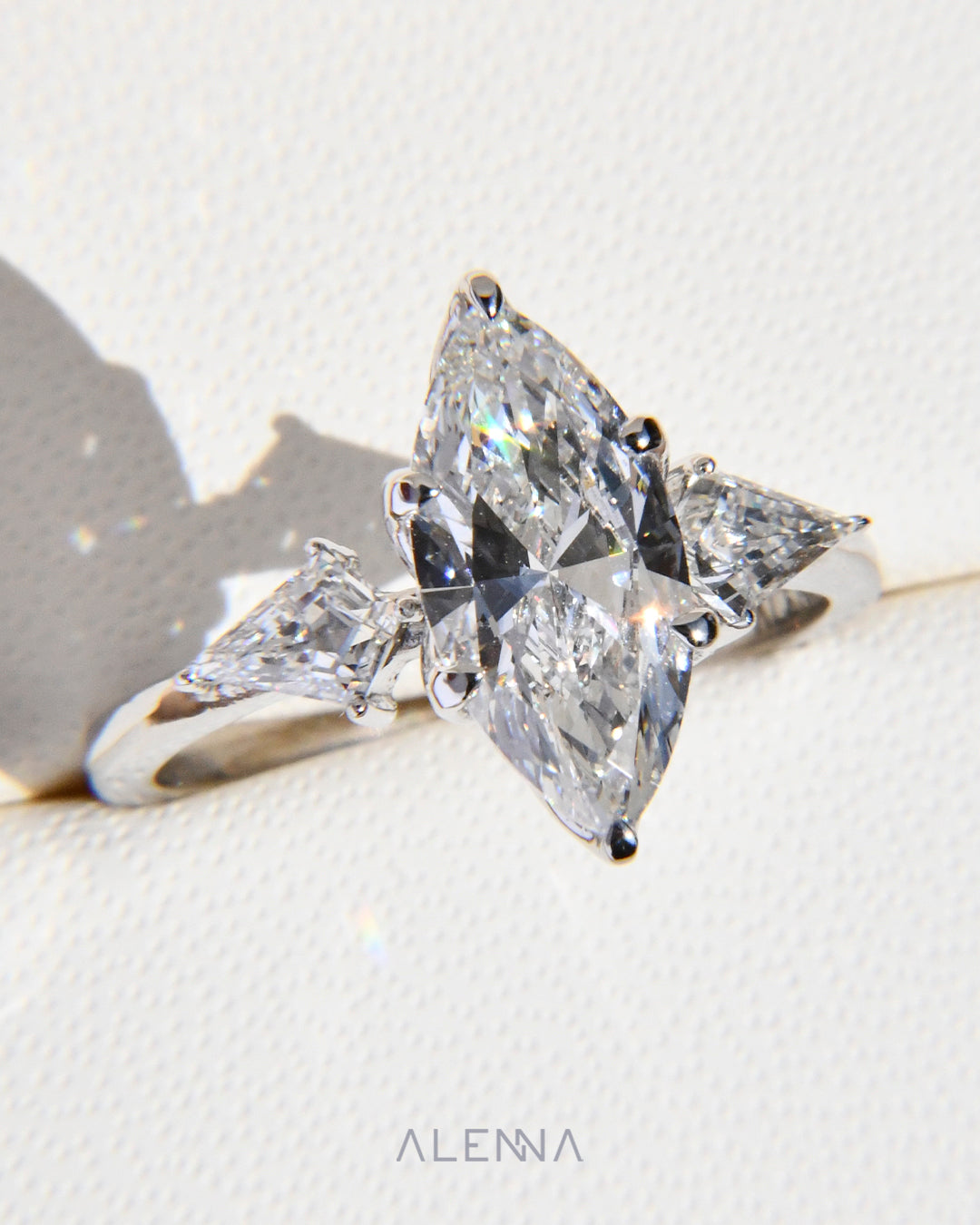 Anillo de Compromiso Irina con Diamante Corte Marquesa