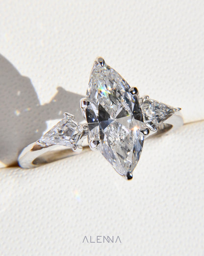 Anillo de Compromiso Irina con Diamante Corte Marquesa