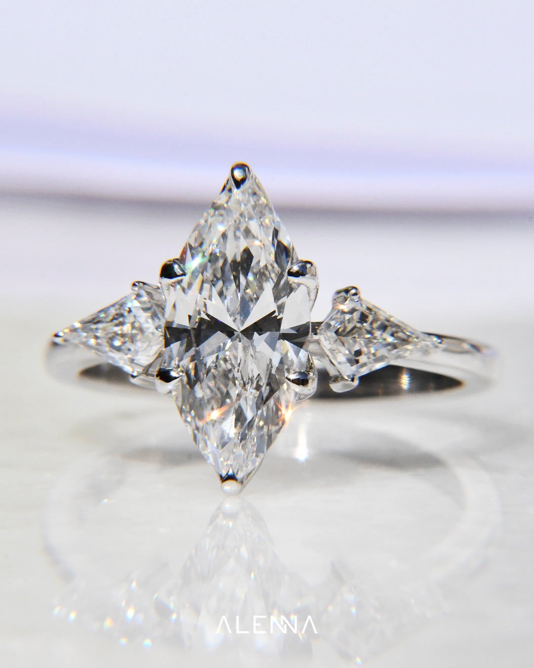 Anillo de Compromiso Irina con Diamante Corte Marquesa