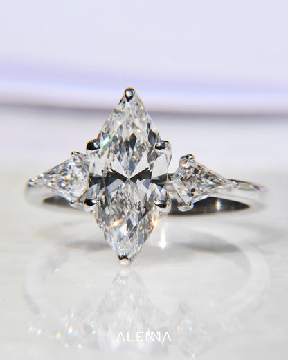 Anillo de Compromiso Irina con Diamante Corte Marquesa