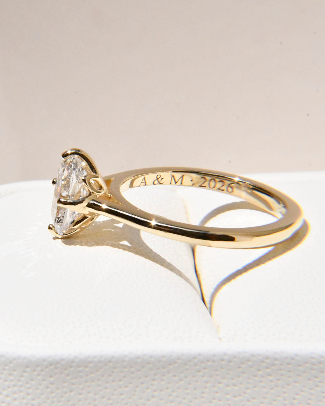 Anillo de Compromiso Miyu con Diamante Cushion