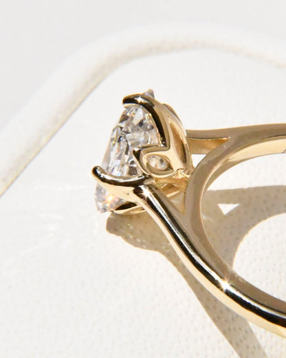 Anillo de Compromiso Miyu con Diamante Cushion