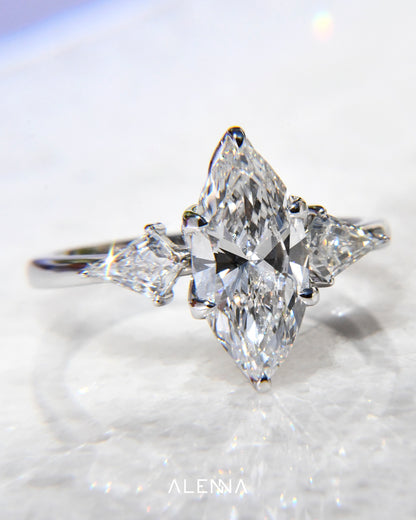 Anillo de Compromiso Irina con Diamante Corte Marquesa