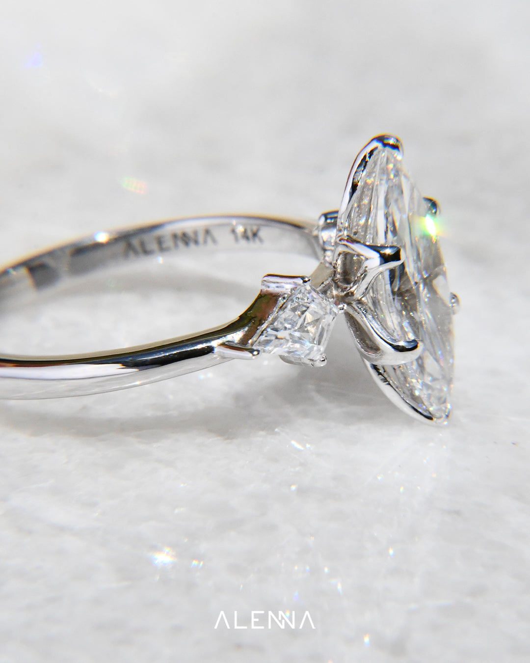 Anillo de Compromiso Irina con Diamante Corte Marquesa