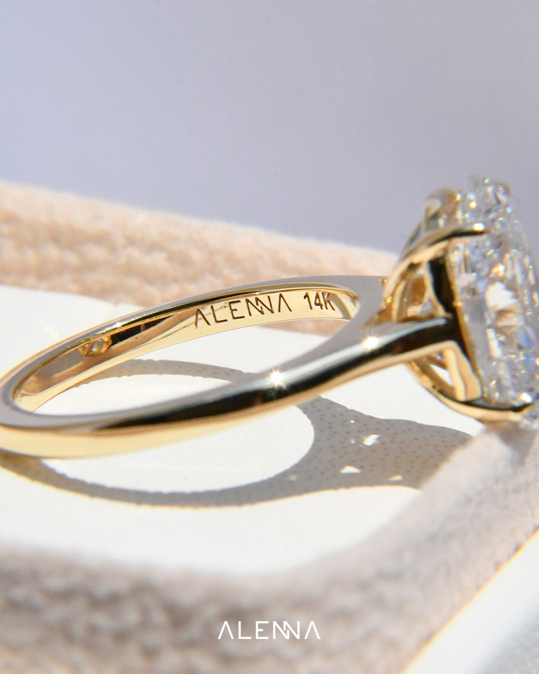 Anillo de Compromiso Miyabi con Diamante Oval