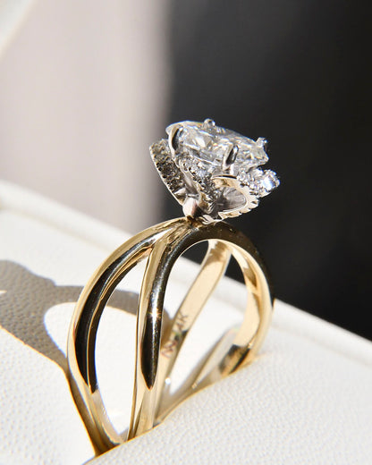 Anillo de Compromiso Yuki con Diamante Corte Oval