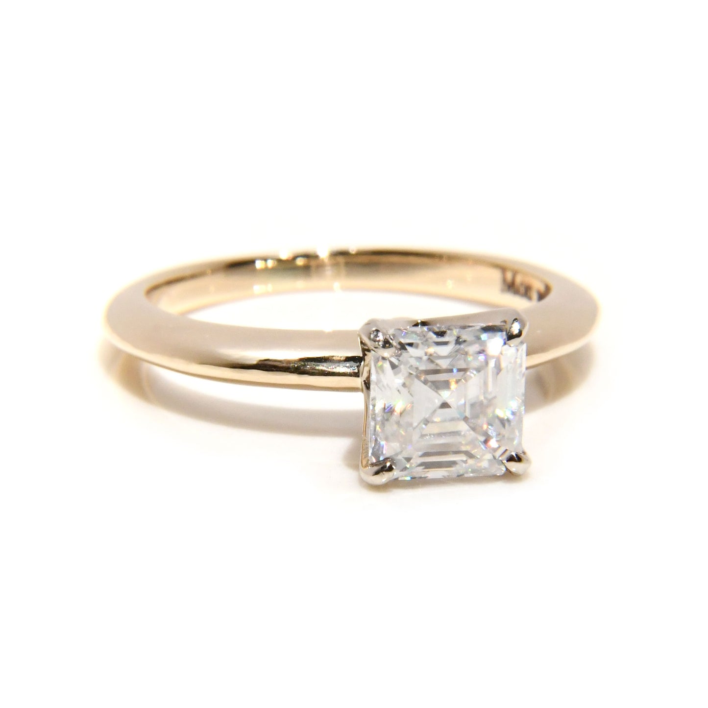 Anillo de Compromiso con  Moissanita Asscher 1.5Cts