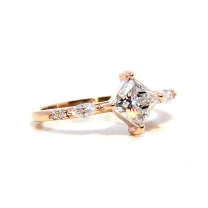 Anillo Leslie con Moissanita corte Princess de 1Cts