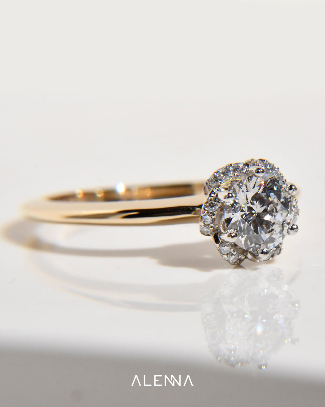 Anillo de Compromiso con Flower Halo