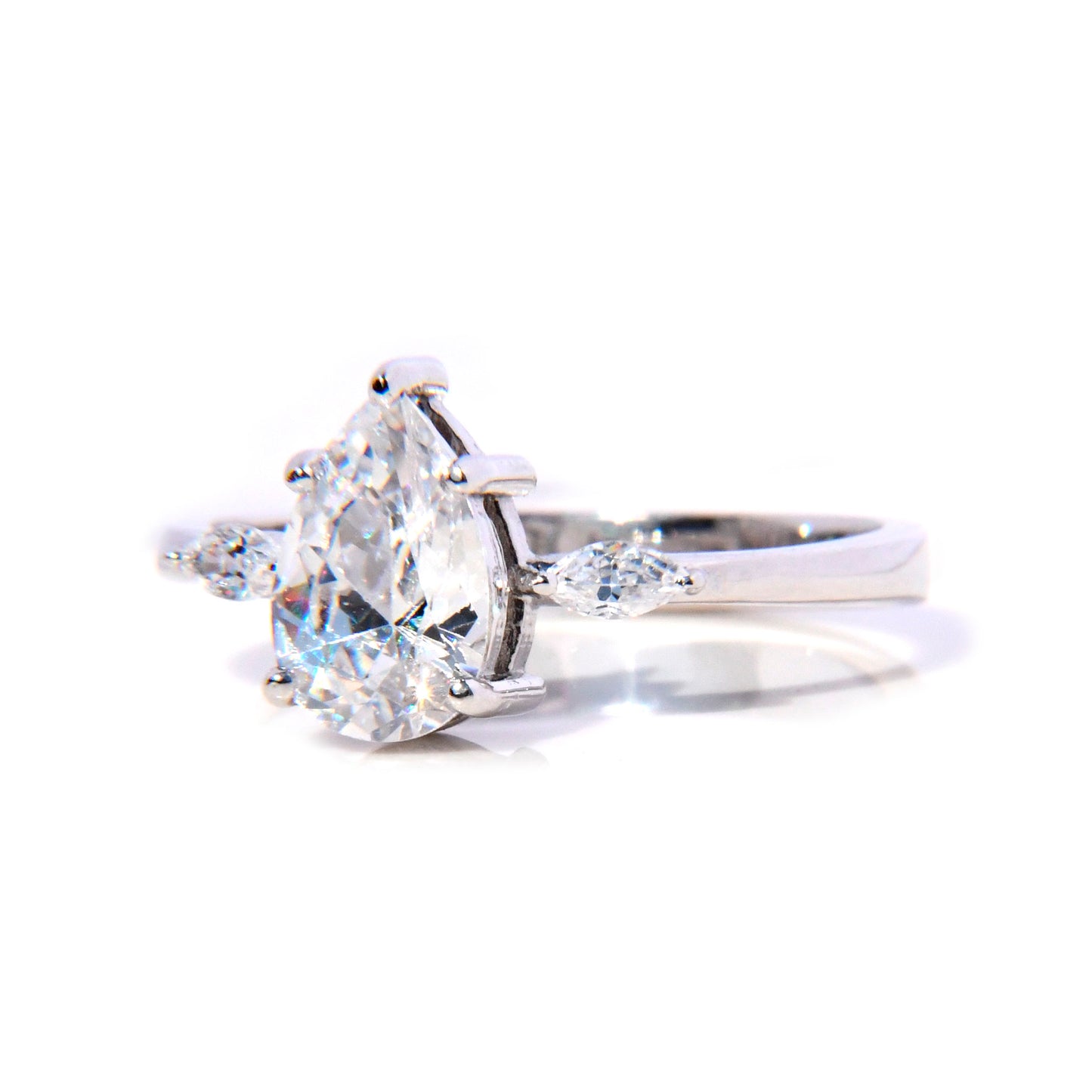 Anillo Adeza con Moissanita de 1.5Cts