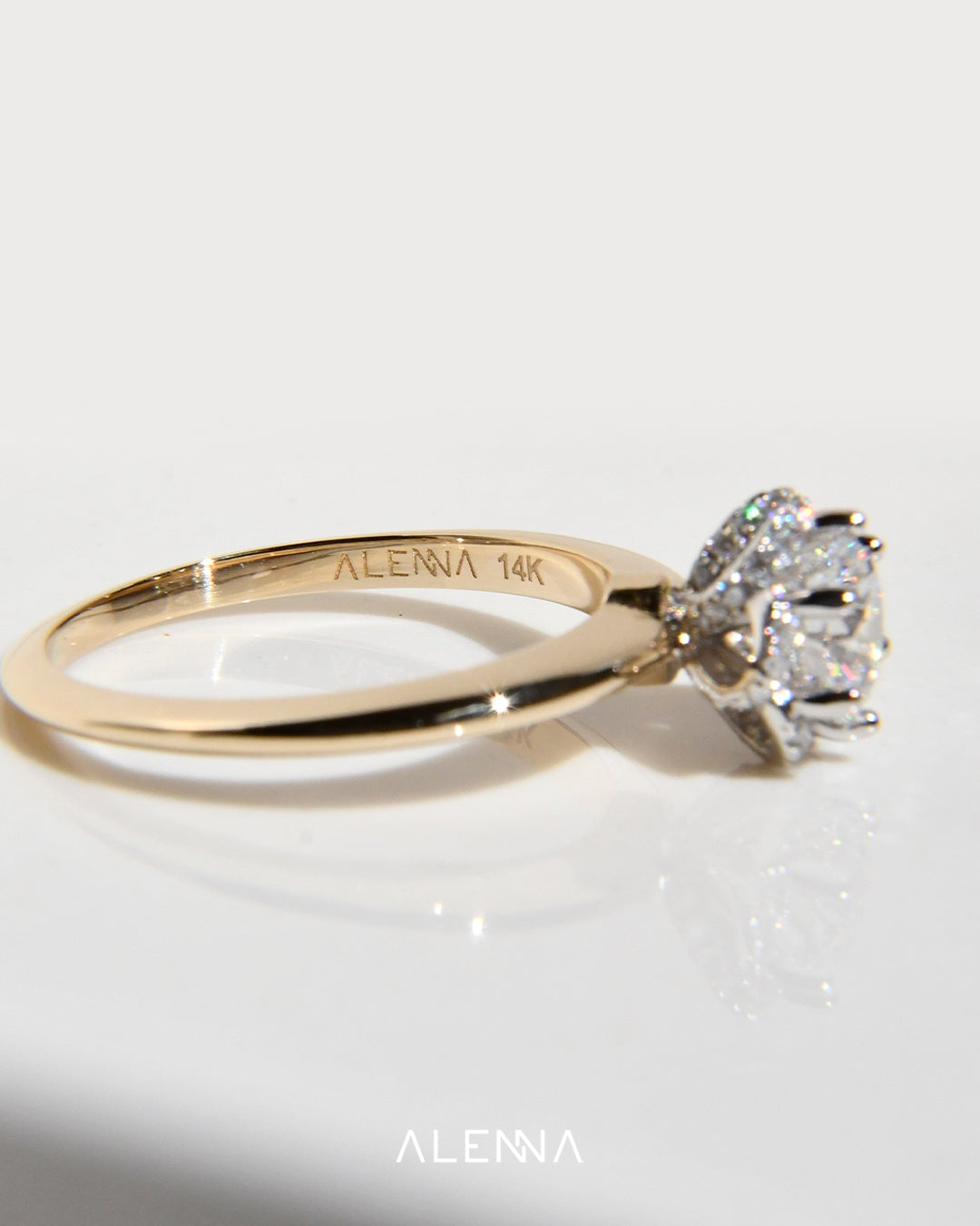 Anillo de Compromiso con Flower Halo