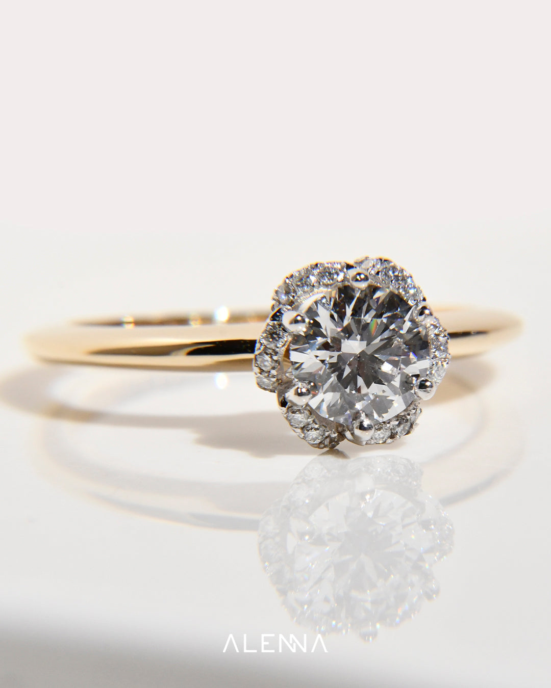 Anillo de Compromiso con Flower Halo