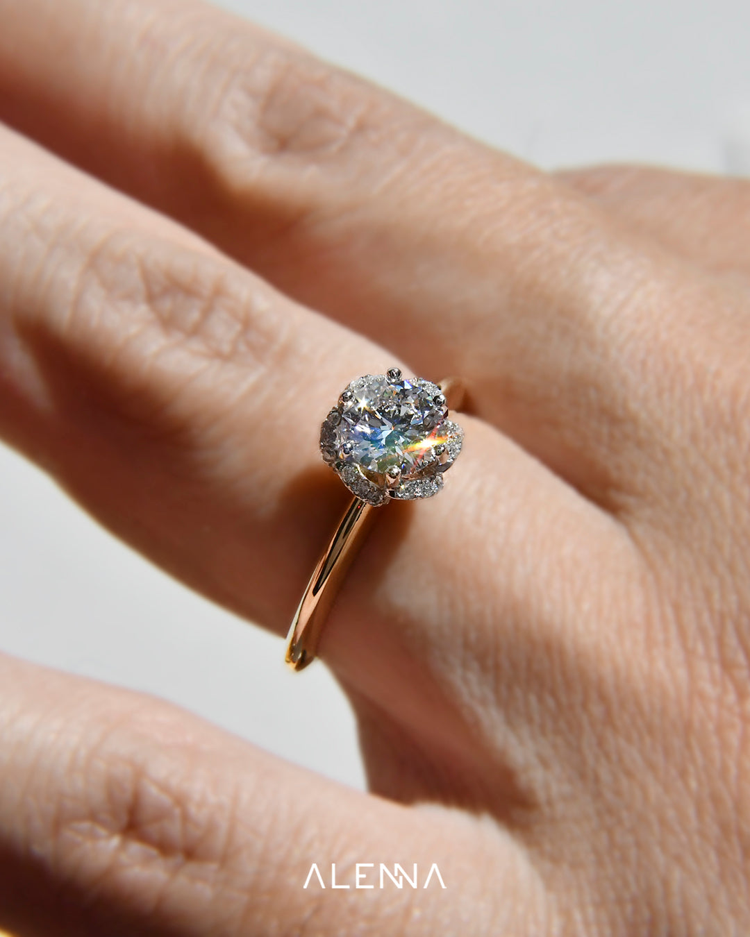 Anillo de Compromiso con Flower Halo