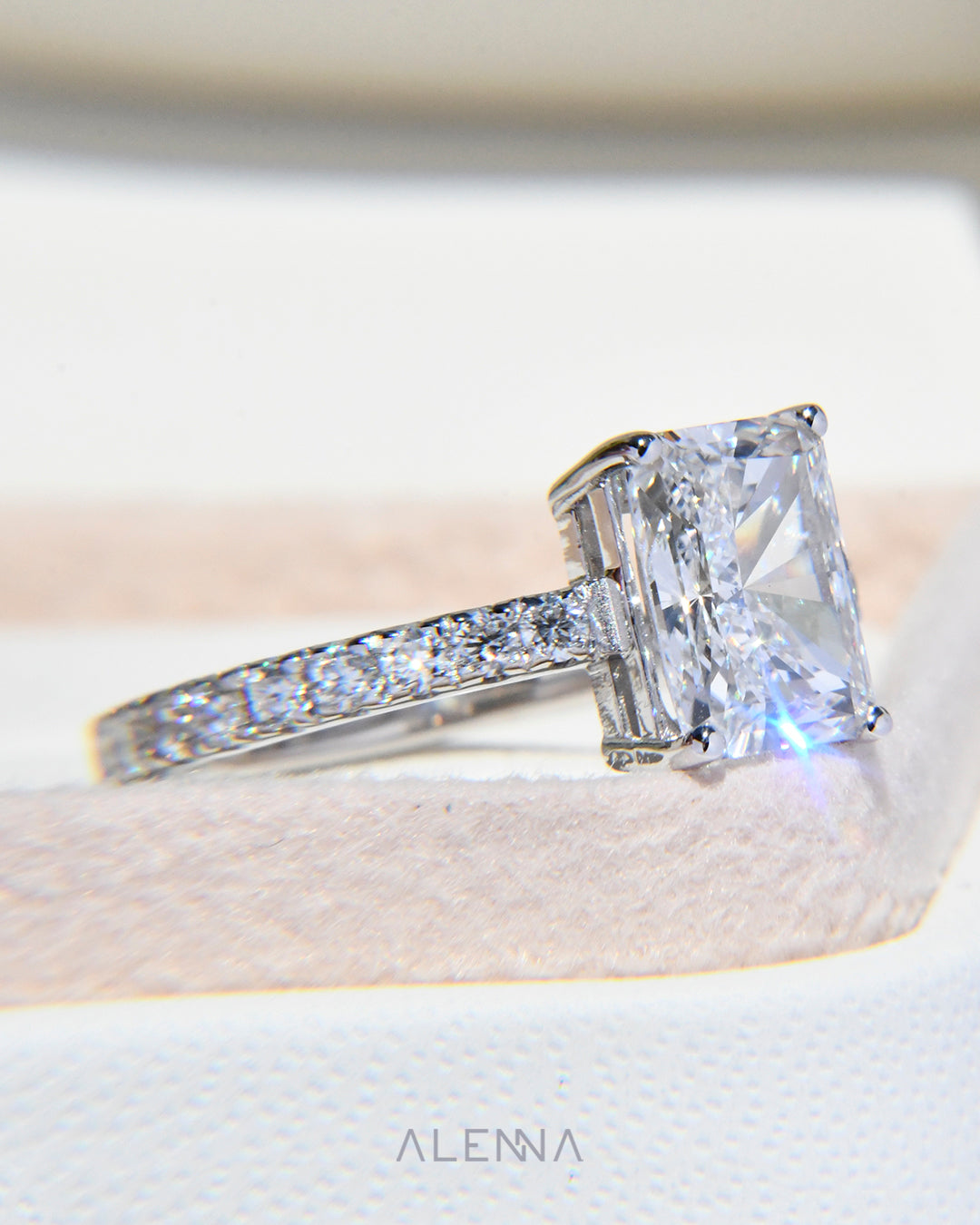 Anillo de Compromiso Violeta con Diamante Corte Radiante