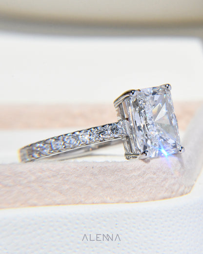 Anillo de Compromiso Violeta con Diamante Corte Radiante