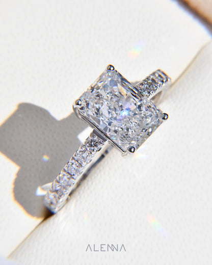 Anillo de Compromiso Violeta con Diamante Corte Radiante