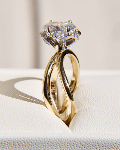 Anillo de Compromiso Yuki con Diamante Corte Oval