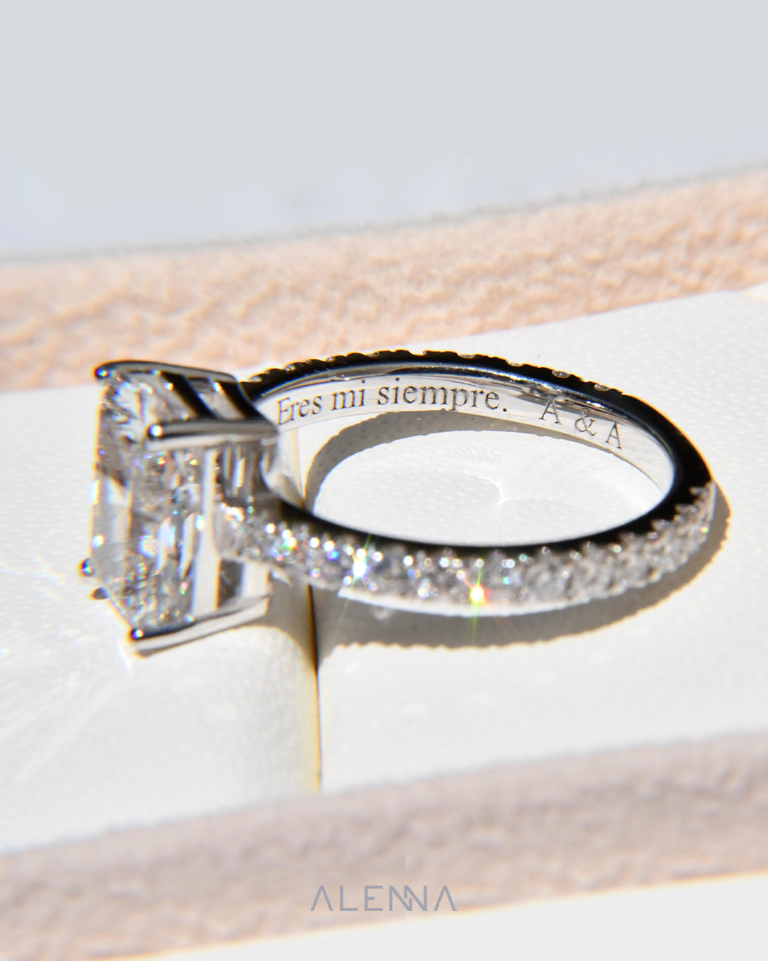 Anillo de Compromiso Violeta con Diamante Corte Radiante