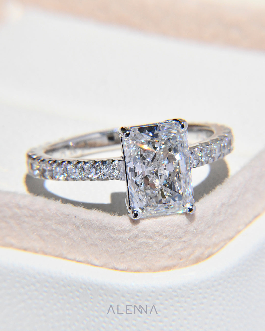 Anillo de Compromiso Violeta con Diamante Corte Radiante