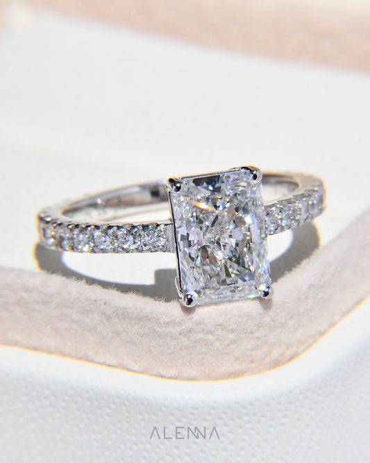 Anillo de Compromiso Violeta con Diamante Corte Radiante