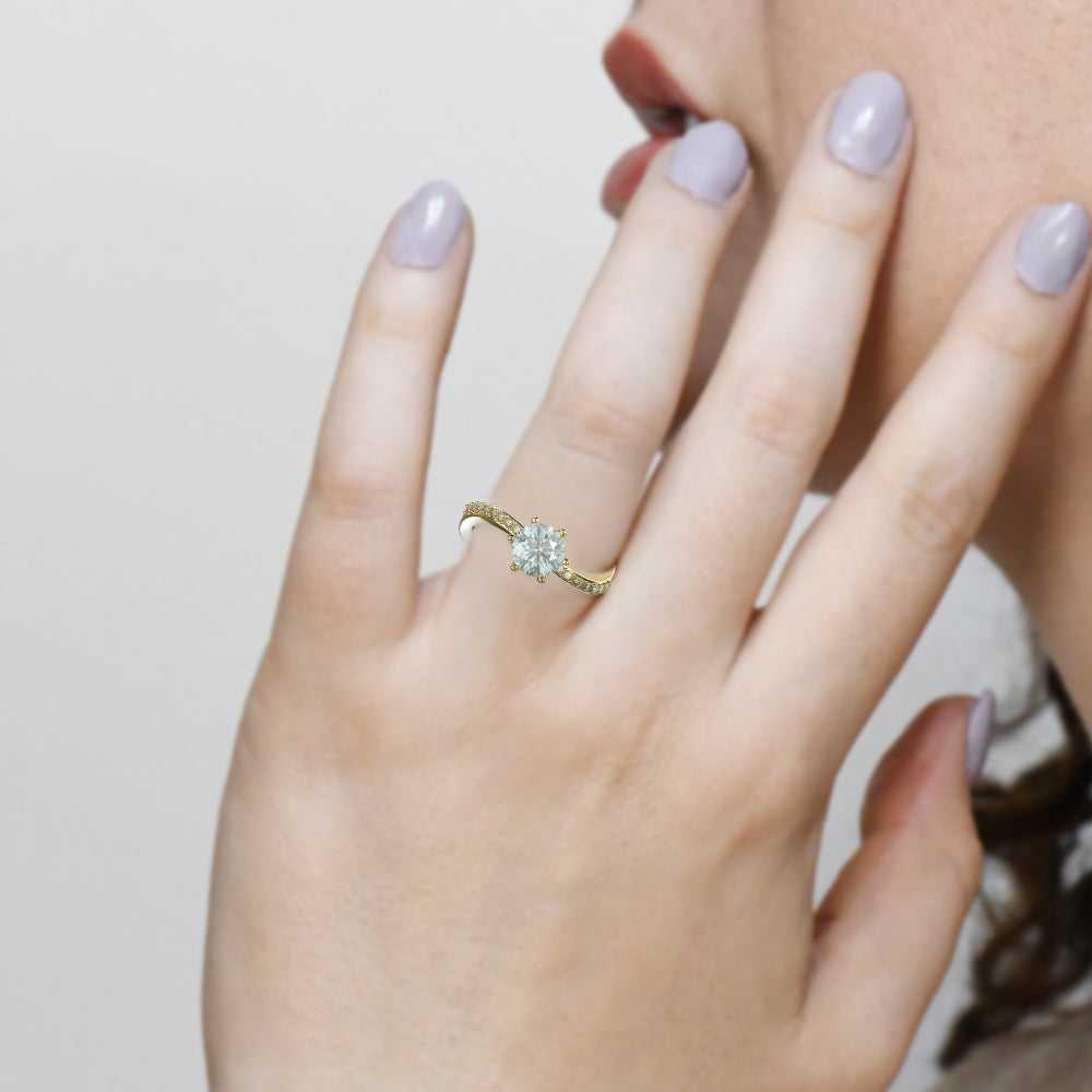 Anillo de Compromiso con Piedras Laterales y Diamante Redondo, Infinito