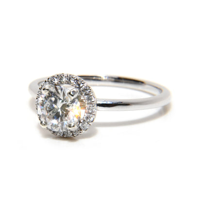 Anillo de Compromiso con Halo y Diamante Redondo