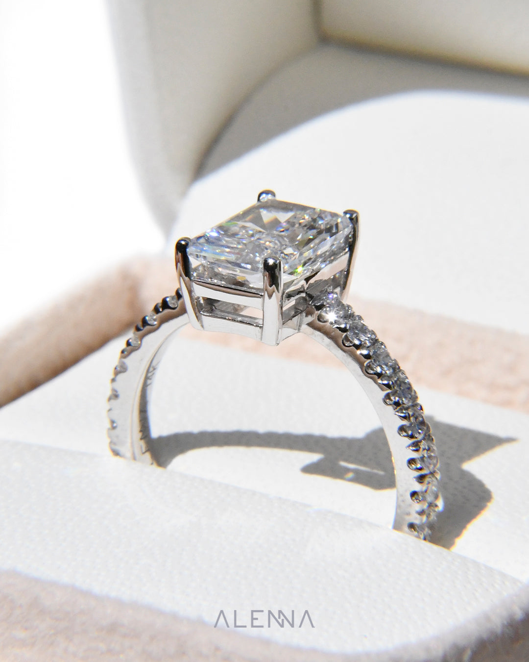 Anillo de Compromiso Violeta con Diamante Corte Radiante