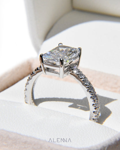 Anillo de Compromiso Violeta con Diamante Corte Radiante