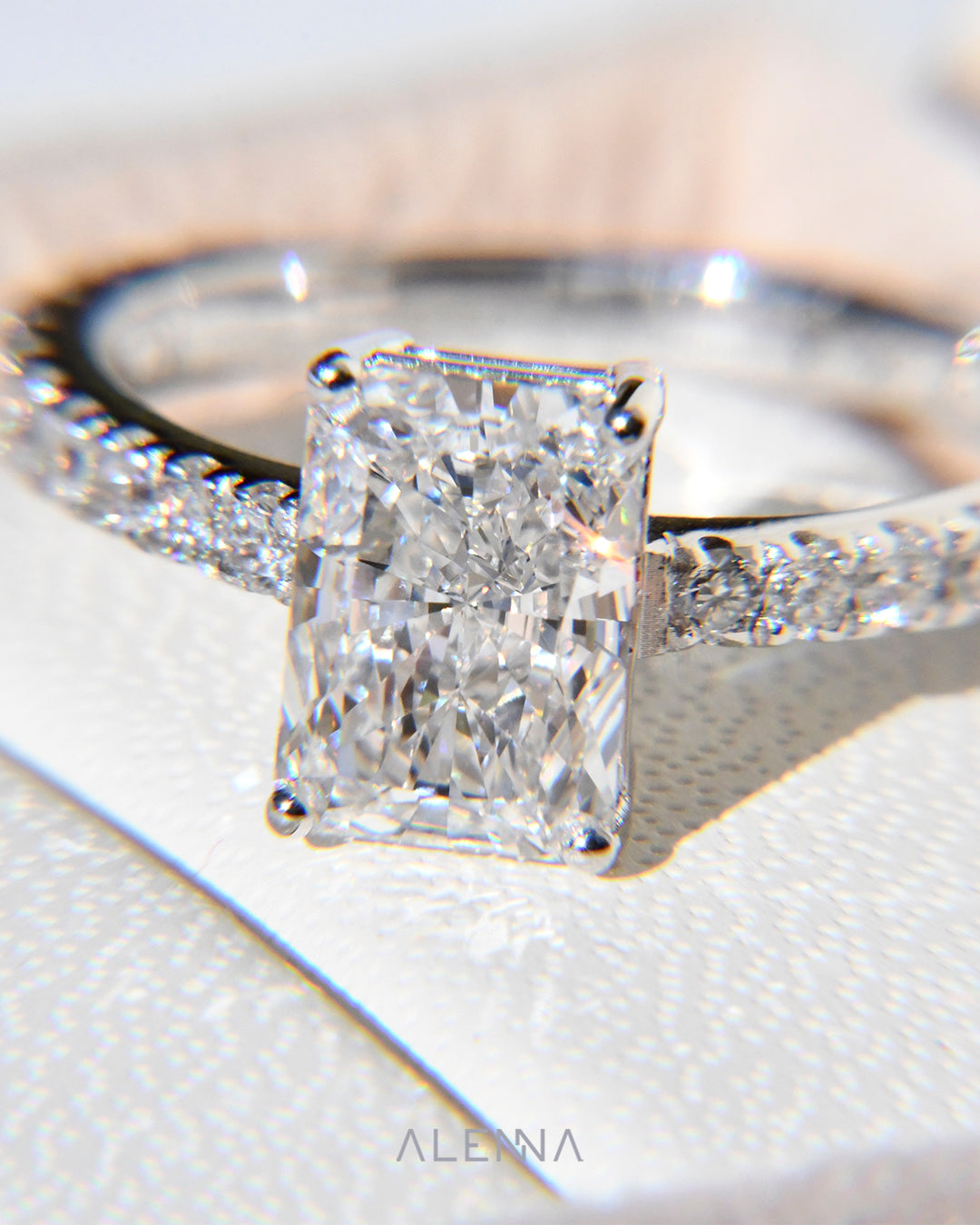 Anillo de Compromiso Violeta con Diamante Corte Radiante