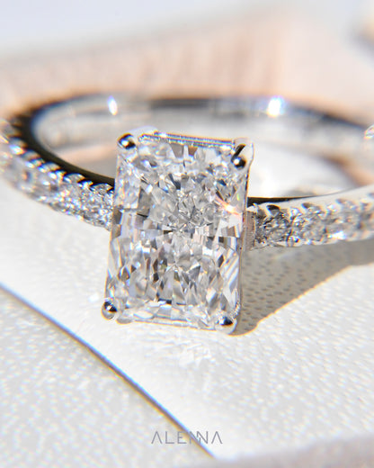 Anillo de Compromiso Violeta con Diamante Corte Radiante