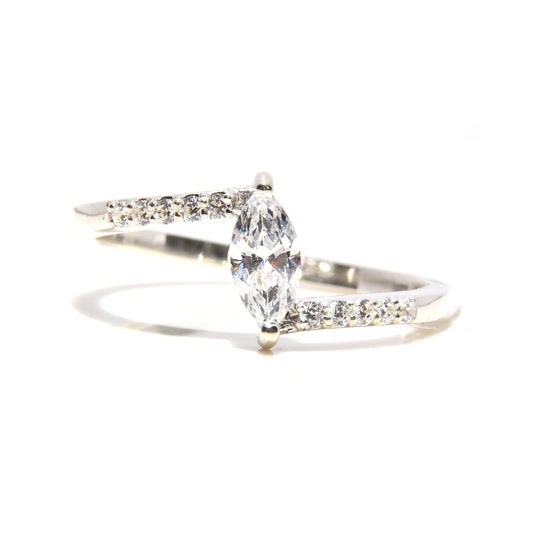 Anillo de Compromiso en Plata Fina con Moissanita de .50cts