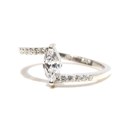 Anillo de Compromiso en Plata Fina con Moissanita de .50cts