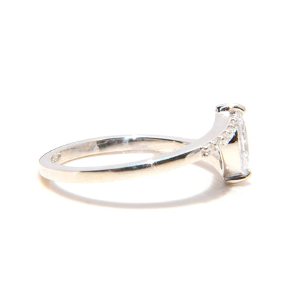 Anillo de Compromiso en Plata Fina con Moissanita de .50cts