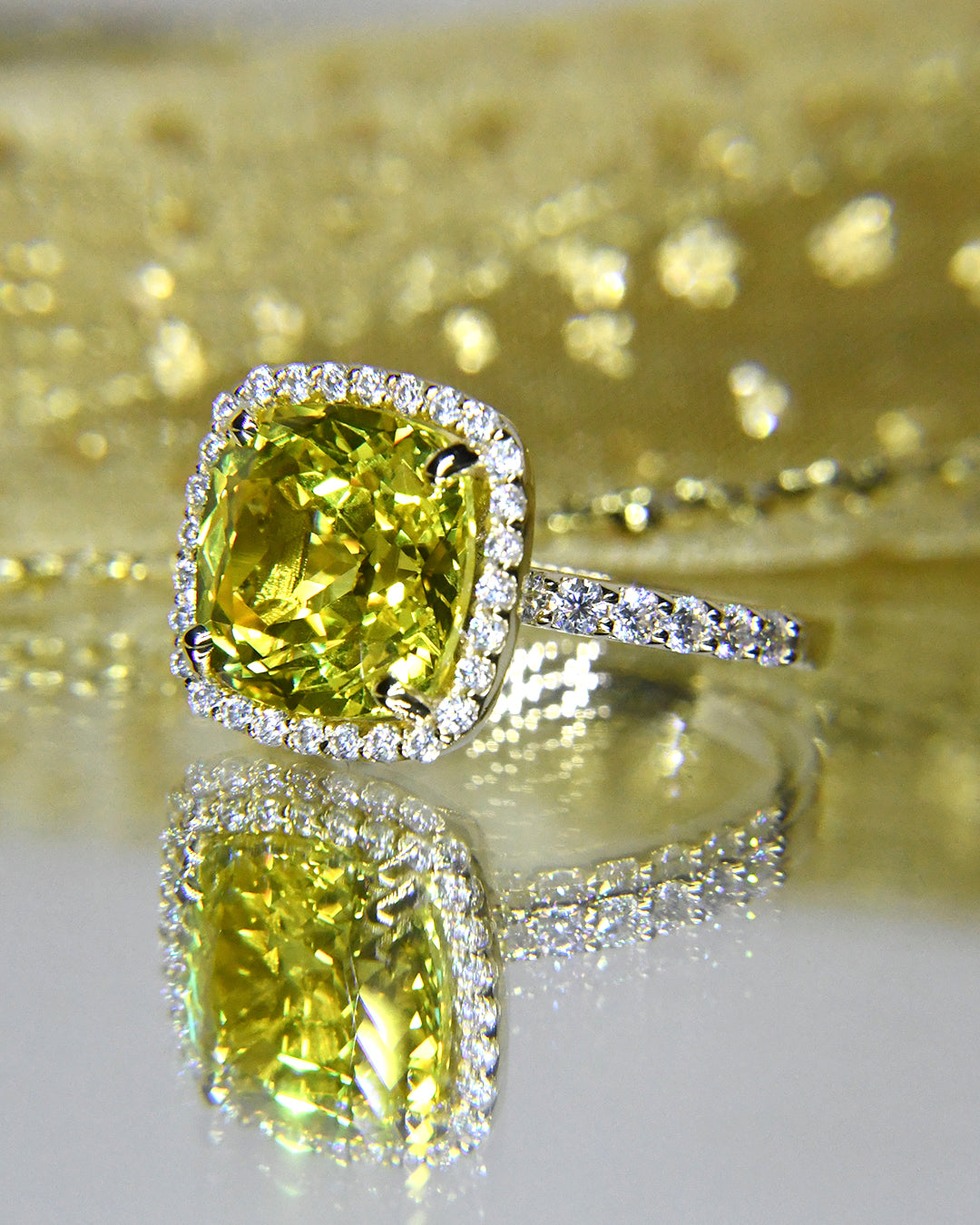 Anillo con Zafiro Lab de 6.25cts y .64cts de Diamantes