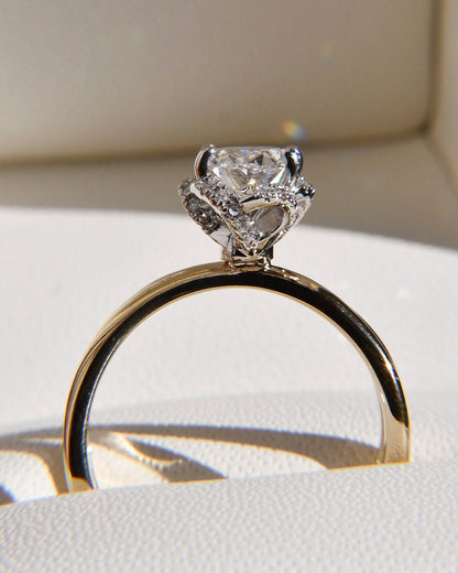 Anillo de Compromiso Yuki con Diamante Corte Oval
