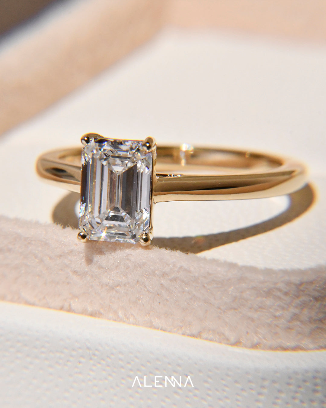 Anillo de Compromiso Alina con Diamante Corte Esmeralda