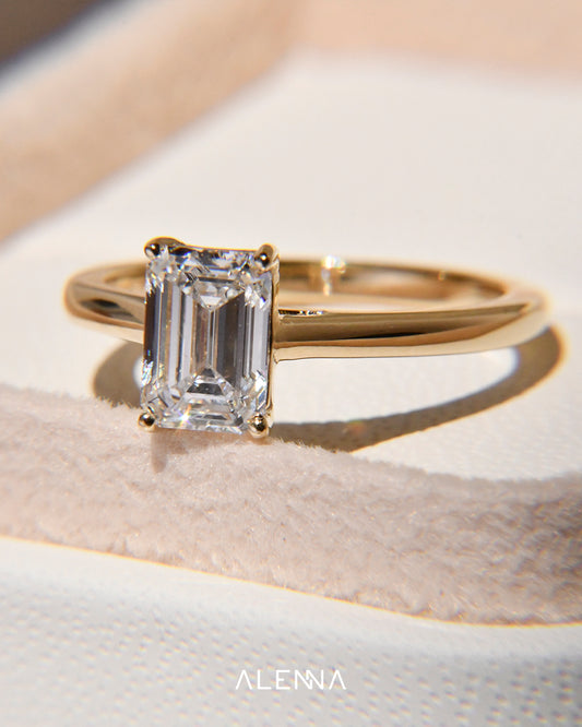 Anillo de Compromiso Alina con Diamante Corte Esmeralda